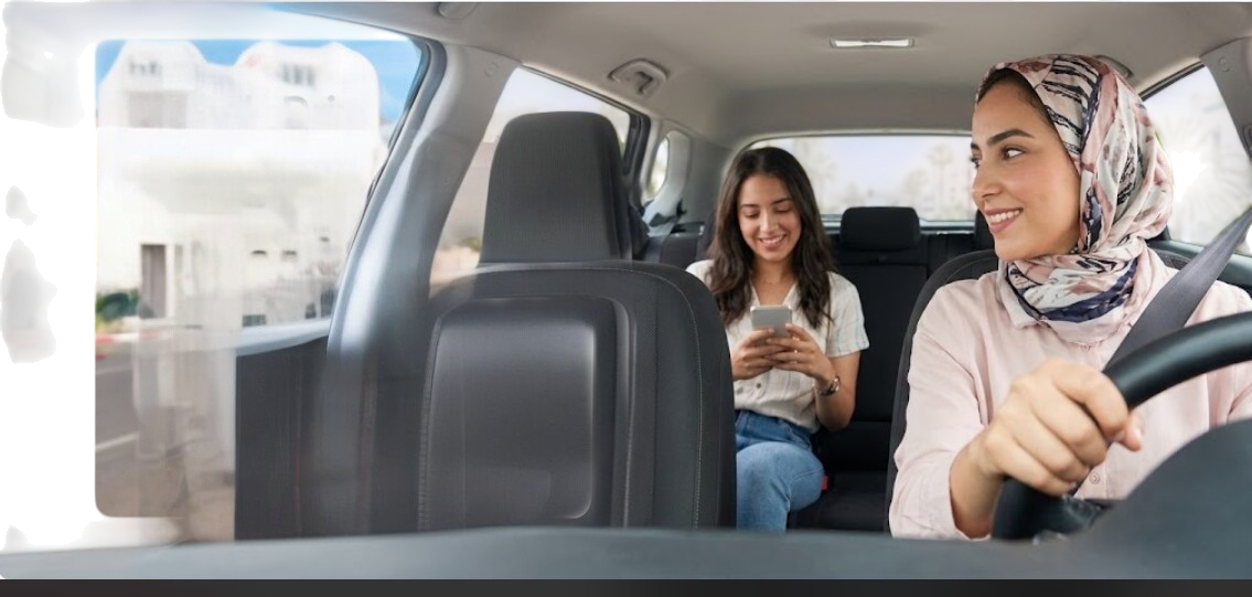 Conductrice et passagère souriantes dans une voiture LallaDrive